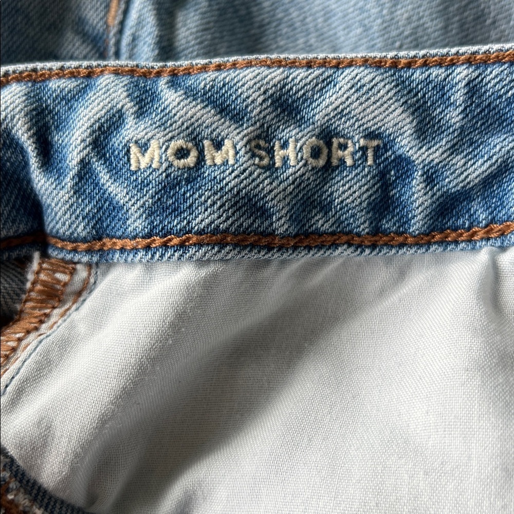 American Eagle Strigid Ripped Cuffed Mom Shorts Light Wash size 2 - Picture 7 of 7